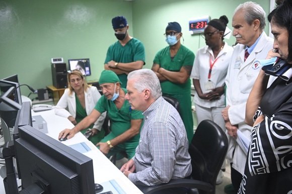 MINSAPCuba's tweet photo. 🇨🇺🏥❤️ Presidente cubano @DíazCanelB visitó el Cardiocentro Pediátrico William Soler. 

🇺🇸🆚🇨🇺 Pese al bloqueo de EE.UU., el centro mantiene servicios especializados y logró bajar la mortalidad infantil cardiovascular de 3 a 0,3 por mil nacidos vivos.

#CubaPorLaVida https://t.co/wDhw9r4uLt