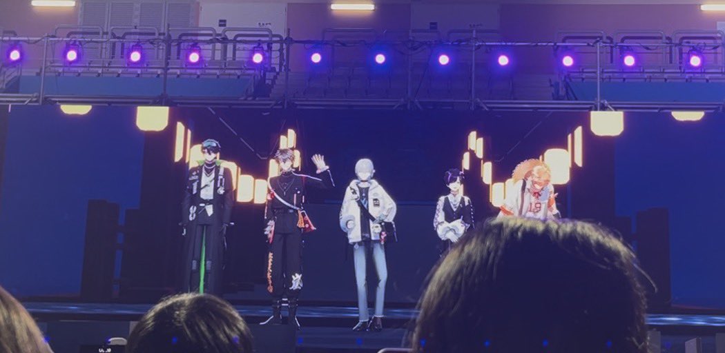 JJO2U_'s tweet photo. 무대 다 끝났다고 짝다리 짚고 서있는거 ㅈㅉ 개웃기게 https://t.co/Pr8PGVz2vx