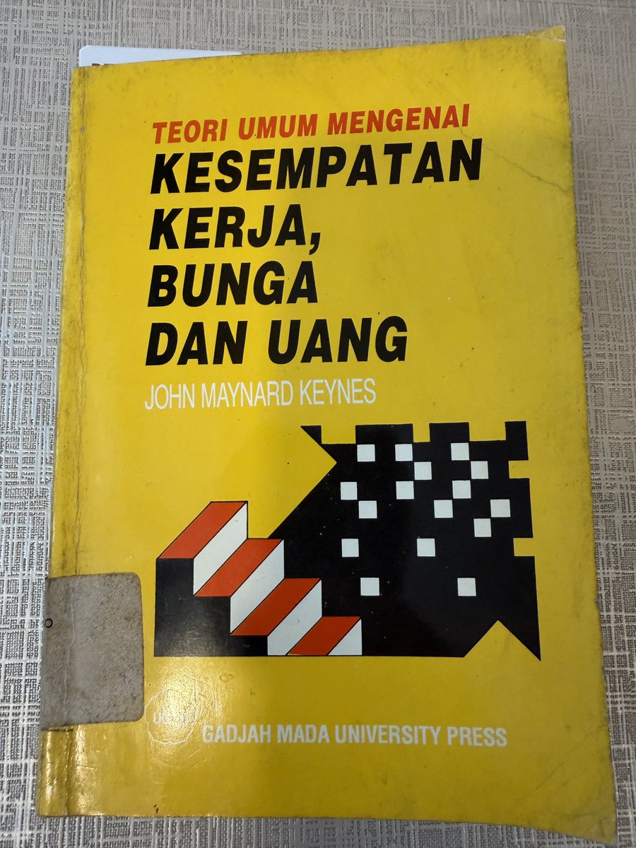 prastow's tweet photo. Dulu tertatih-tatih memahami The General Theory karya John Maynard Keynes. Lalu berusaha memahami melalui sumber sekunder, dari para murid dan penafsir Keynes, seperti Robinson, Hansen, Samuelson hingga Minsky, Krugman, Levy. 
Baru tahu belakangan buku ini pernah diterjemahkan Prof Willem Makaliwe dan diterbitkan UGM Press tahun 1991. 

Yang istimewa adalah kata pengantar Prof Sumitro sebanyak 50 hlm. Ini bukan pengantar biasa. Pak Cum membabarkan historisitas teori ekonomi dan kontekstualisasinya - fasih dan komplit. Ini sangat penting dan membantu saya yang awam memahami Keynes dan sejarah teori ekonomi. Apalagi Pak Cum belajar langsung di Prancis dan Belanda, dan menjadi murid langsung para begawan ekonomi dunia.