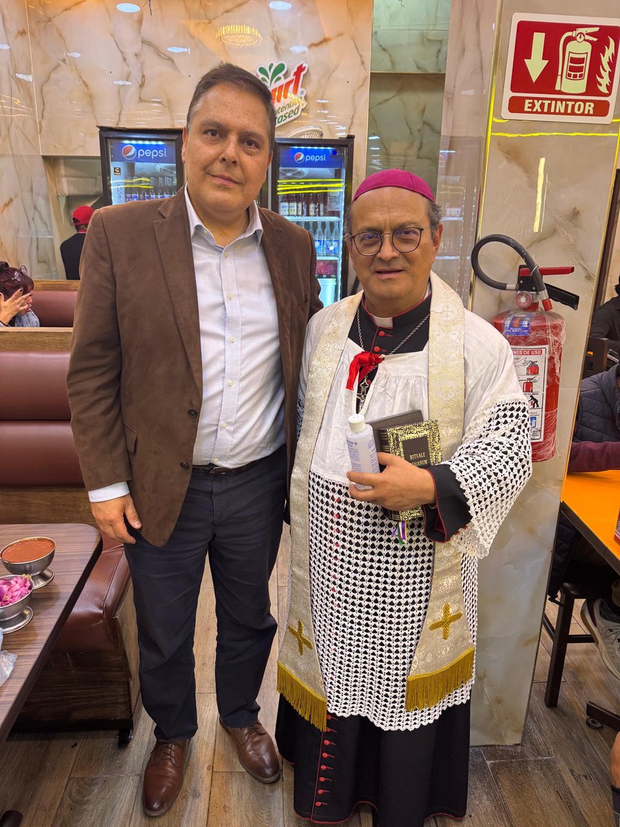 MunillaRuiz's tweet photo. Con mi viejo amigo Monseñor José Antonio Rodriguez López, Obispo Católico Tradicionalista https://t.co/qVr5Q9yy17