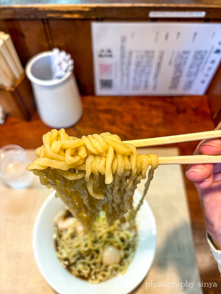 sinyalikecamera's tweet photo. リニューアルオープンした平塚のせい麺カドワキで限定の烏賊煮干らーめん+チャーシュー丼をオーダー

着丼した際の🦑に香りに生唾ごっくん…手打ちから製麺に変わってもモチッとした麺が美味いし、チャーシュー丼は炙られた風味がよすぎて食べる箸が止ま���ず味変せず完飲完食して退店

ご馳走様でした https://t.co/pKQpiviiry
