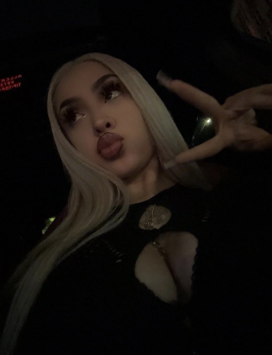 Goddesssumer_'s tweet photo. Hey betas, say hi to my cousin! Now I want you to obey her and go send 🐷 https://t.co/RKEkr0jXp9