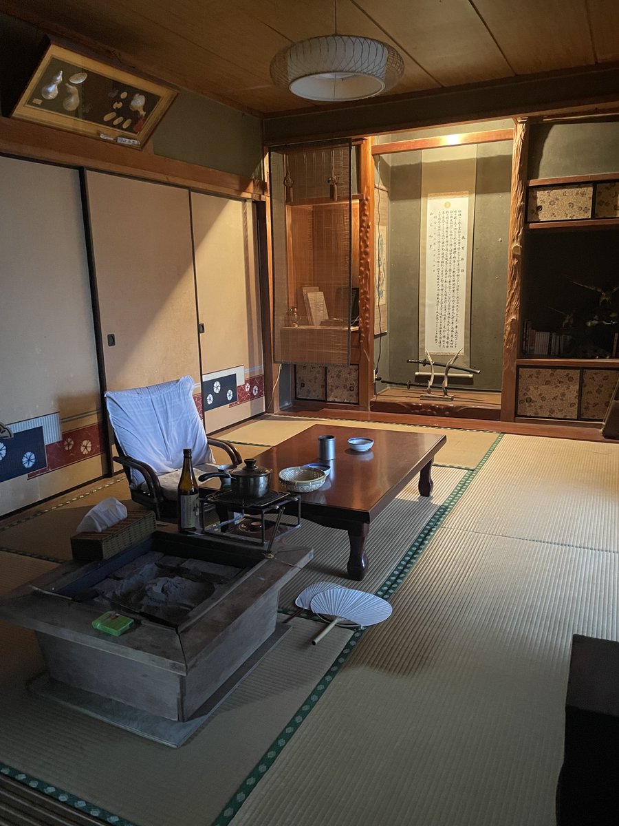 kama_webbaton's tweet photo. 新たな門出で住み始めた場所。

囲炉裏のある和室に、掛け軸と模擬刀。
レコードの音ってなんだか落ち着く。

���にはハンモックを吊るして、ぼーっと過ごしてた。

なんか自分らしい場所だった。

#古民家暮らし #フリーランス https://t.co/ijMkVO8wjm