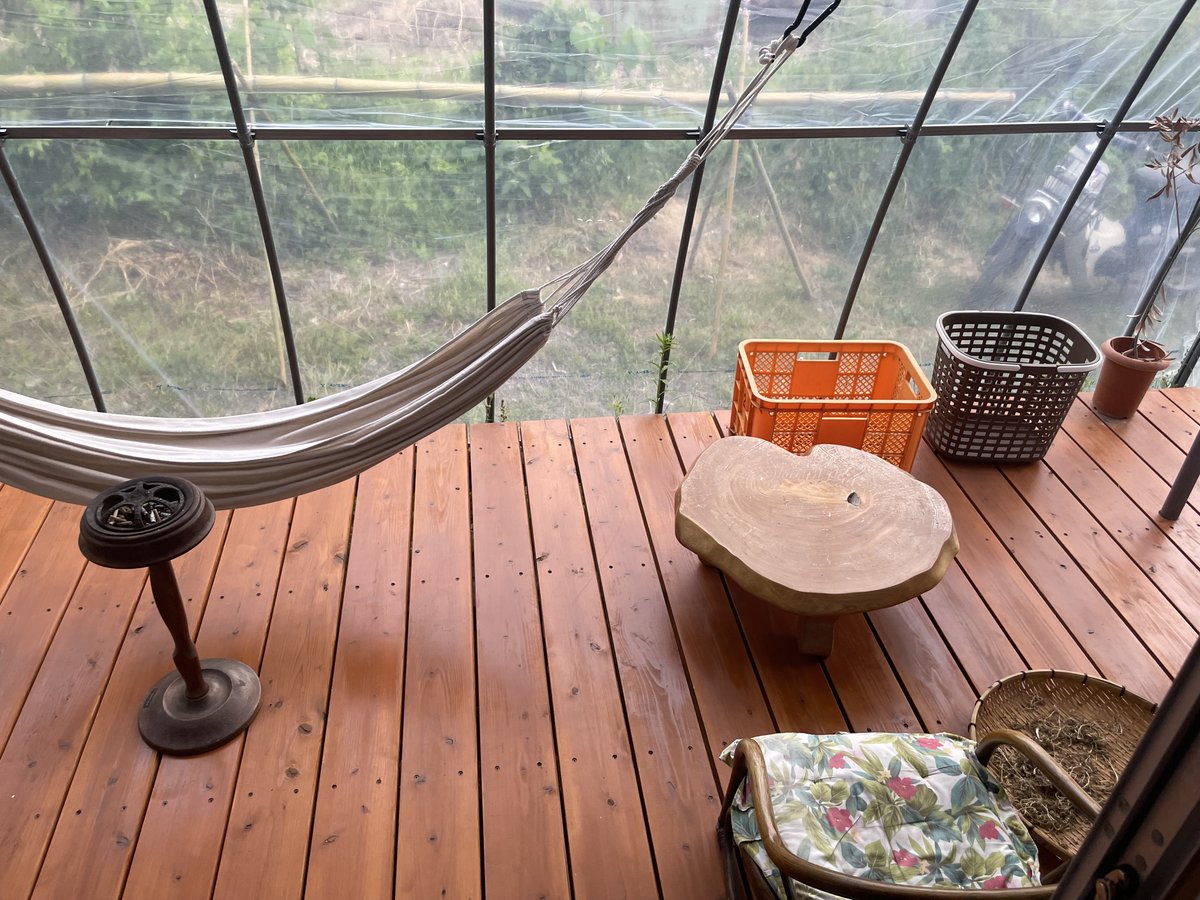 kama_webbaton's tweet photo. 新たな門出で住み始めた場所。

囲炉裏のある和室に、掛け軸と模擬刀。
レコードの音ってなんだか落ち着く。

���にはハンモックを吊るして、ぼーっと過ごしてた。

なんか自分らしい場所だった。

#古民家暮らし #フリーランス https://t.co/ijMkVO8wjm