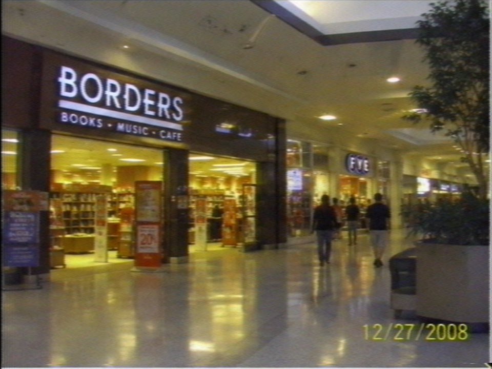 NostalgiaYZ's tweet photo. Shopping at the mall in the late 2000s https://t.co/WgrdALDycX