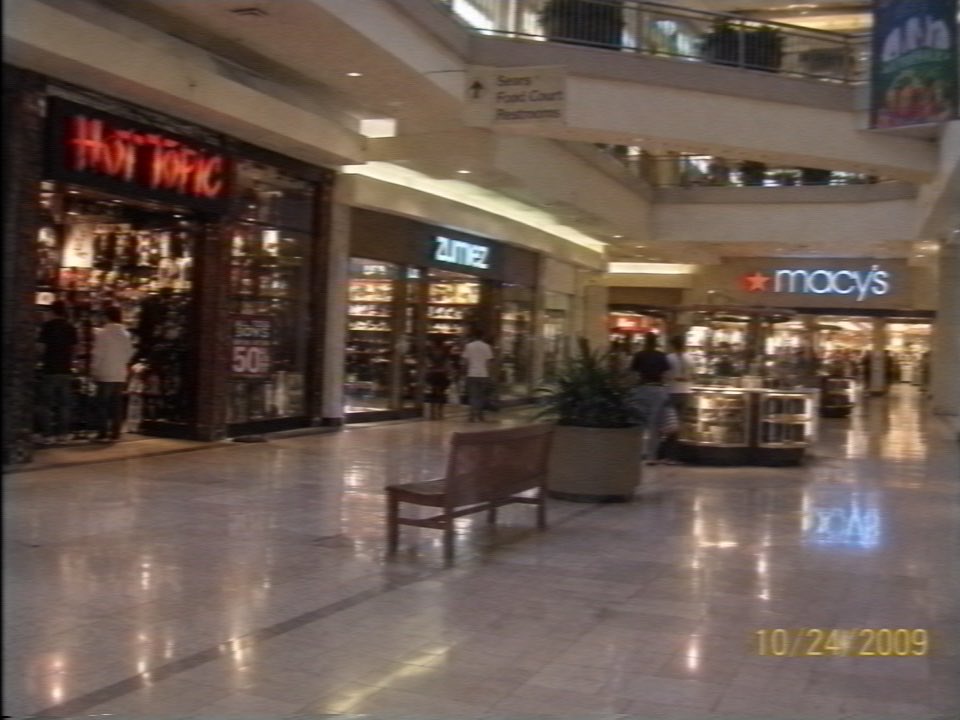 NostalgiaYZ's tweet photo. Shopping at the mall in the late 2000s https://t.co/WgrdALDycX