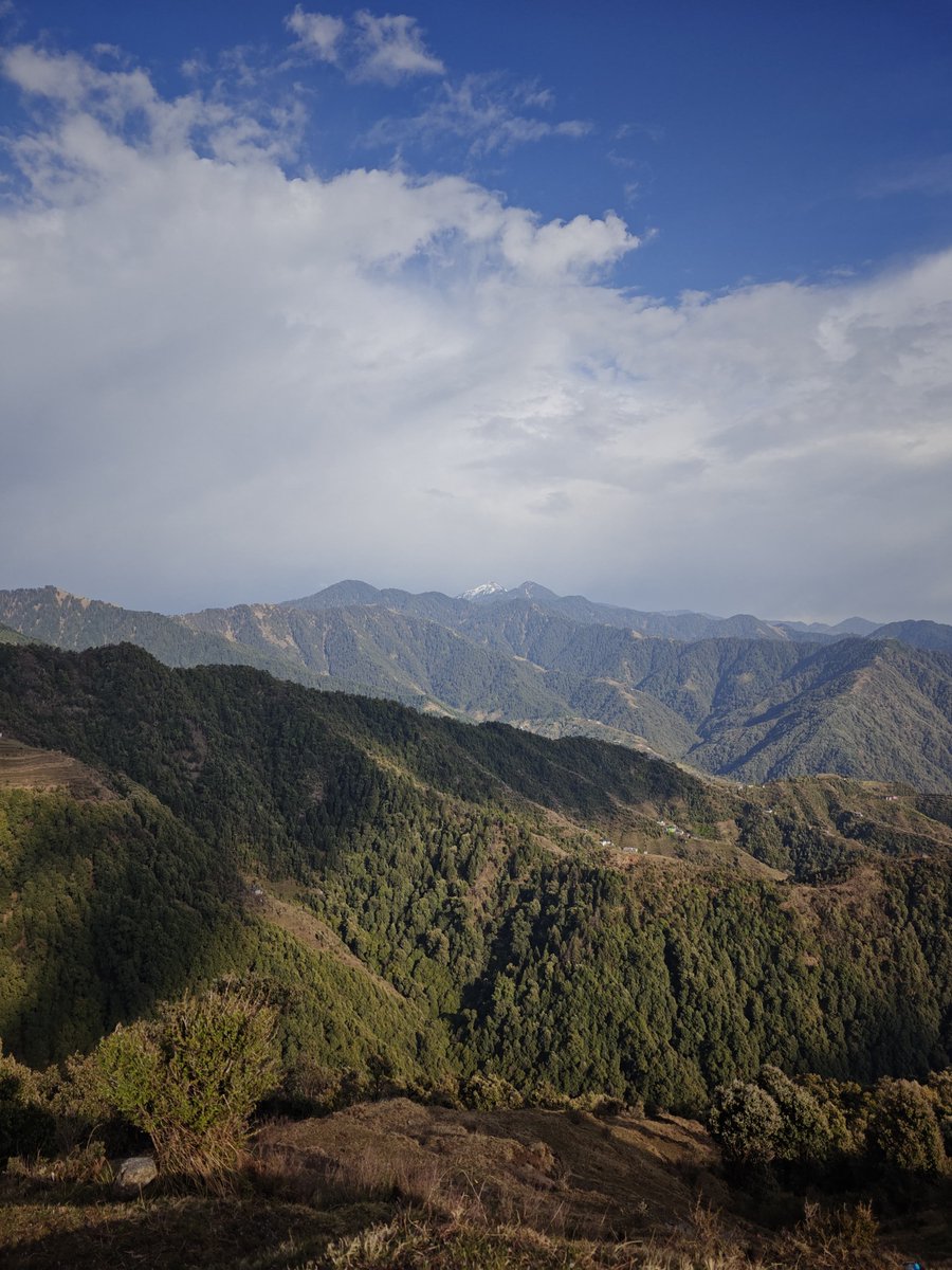 Whiskey_LXXII's tweet photo. Mountains look beautiful on camera but they are scary in real life. 😭 https://t.co/3tvoXfgUTX