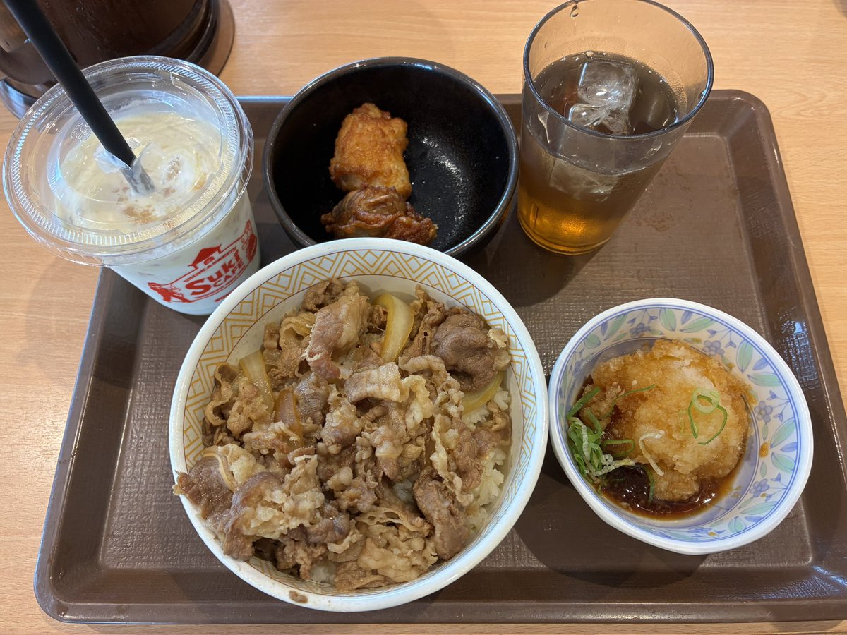 retsy_memories's tweet photo. #れちメモリー 
会社の先輩からすき家の唐揚げ美味しいって教えて貰ったから食べに行って来た！
アツアツサクサクで満足
さつまいもシェイク甘すぎなくて飲みやすかった https://t.co/bUVqA54ceL