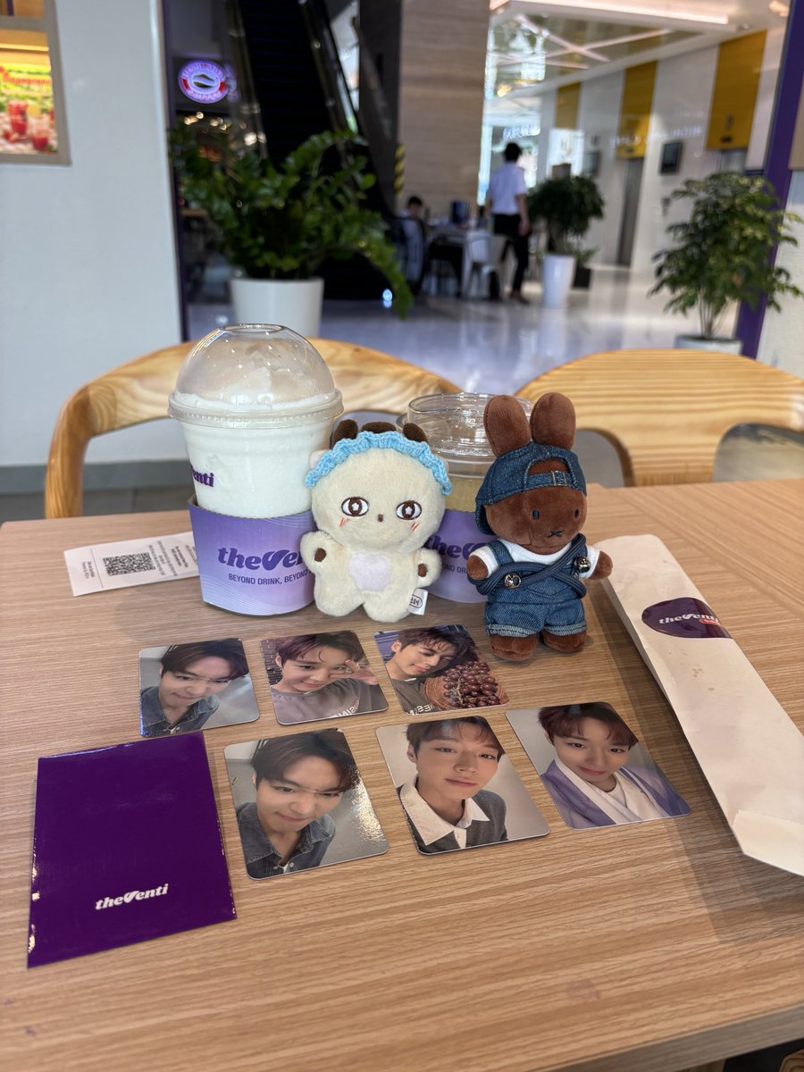May_beHoon's tweet photo. The Venti tại VN không có standee, chỉ có poster tại cửa ra vào và quầy order thôi.
Dẫu sao thì việc tự mình sưu tập đủ 5/5 photo card của Jihoon cũng coi là một thành tựu 😍
#theVenti_vn #theVenti
#PARKJIHOON #박지훈 https://t.co/mct33USGGh