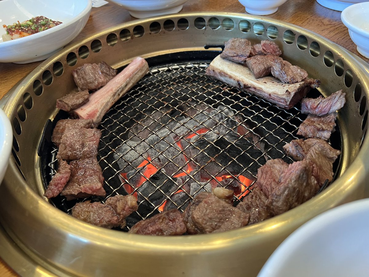 kaydy_crazy's tweet photo. ガイドブックに載ってたカボジョンカルビへ。
軽くランチの気持ちできたら結構いいお値段でした。
そしておかずがめっちゃ出てきた。
#KAYDY #旅tuber #ツイキャス #韓国 https://t.co/RbNcEsa9my