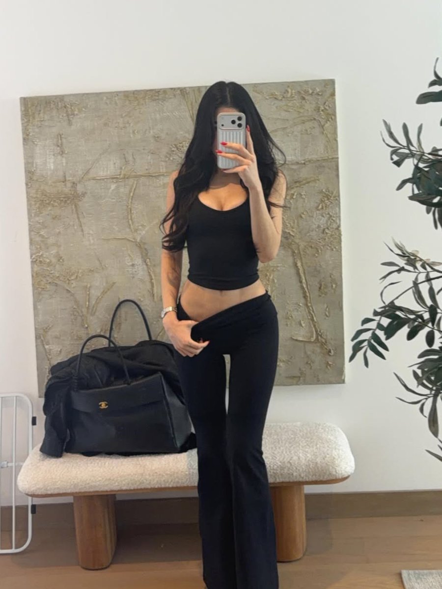 keniaosgallery's tweet photo. her hourglass body ⌛ https://t.co/OGJeUYXGr3