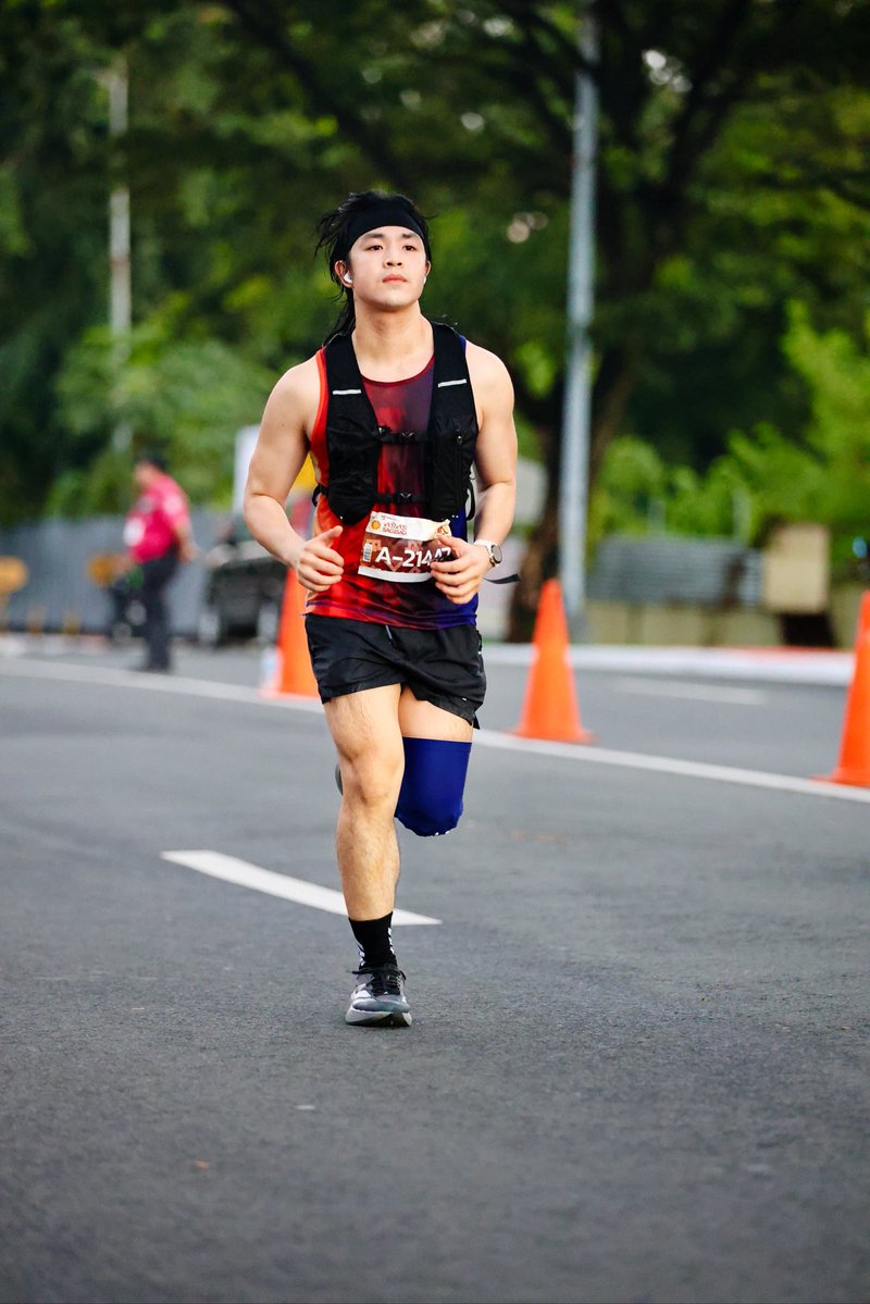 vxonc13's tweet photo. 2 back to back half marathons this weekend! Ran a total of 42km! Call me crazy or what but here we are! It was my first tine running in Clark, Pampanga and i can say that this was my fav route so far. Here’s to more runs 🥂 https://t.co/Y3K9biljhJ