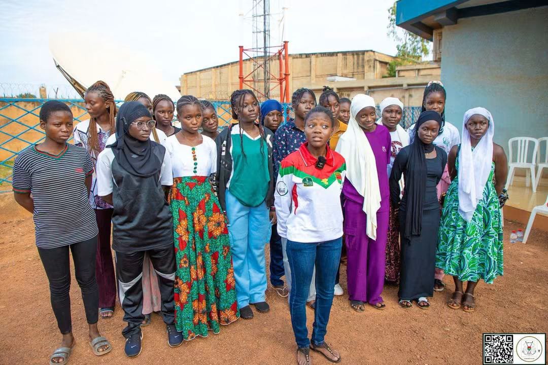 sigbf's tweet photo. CONCOURS NATIONAL DE DÉTECTION DE TALENTS SCIENTIFIQUES FÉMININS "HAKILI Mousso"

La future élite s'abreuve de l'expérience de leurs aînées des télécommunications 

​(Ouagadougou, 18 septembre 2026). Les candidates au concours de détection de talents scientifiques féminins, dénommé "HAKILI Mousso", ont visité, ce vendredi, le data center de l’opérateur de téléphonie mobile Telecel. L'objectif est de s’imprégner du fonctionnement du centre et de bénéficier du partage d’expériences des femmes cadres de cette entité.

​Conduite par la Ministre Conseillère spéciale du Président du Faso chargée du Développement technologique, Dr Floriane OUÉDRAOGO/ZONGO, la délégation des candidates a visité la salle de supervision, le cœur de réseau (base center) ainsi que le pylône. À chaque étape, le fonctionnement des différents services a été expliqué aux jeunes filles par les cheffes de service, avant de faire place aux témoignages inspirants du personnel féminin évoluant au sein du centre.

​Pour la Ministre Conseillère spéciale du Président du Faso, cette visite d'immersion vise à rapprocher les jeunes filles de leurs aînées ayant choisi les filières scientifiques. Il s'agit de leur faire profiter de leur expertise dans des domaines tels que les télécommunications, l’informatique et les technologies de la téléphonie mobile.

​Particulièrement enthousiaste à l’issue de la visite guidée, la candidate Maïssa Clara Pegdwendé SAWADOGO a exprimé toute sa satisfaction : « Nous sommes venues observer les avancées du Burkina Faso dans le domaine des télécommunications, au sein d’une société de téléphonie mobile détenue par des Burkinabè », a-t-elle souligné. Elle a ajouté que les échanges avec les cadres féminins du data center leur ont permis de réaliser que rien n’est impossible et que les femmes peuvent parfaitement réussir de brillantes carrières dans le secteur technologique.

​De son côté, la cheffe de service MIS (Management of Information System), la Camarade Jouomso Emma Valérie TRAORÉ, qui a partagé son parcours avec les visiteuses du jour, a salué la détermination des jeunes filles à appréhender les métiers de la technologie, tout en les encourageant à persévérer dans leur passion pour les sciences.

​Direction de la communication de la Présidence du Faso