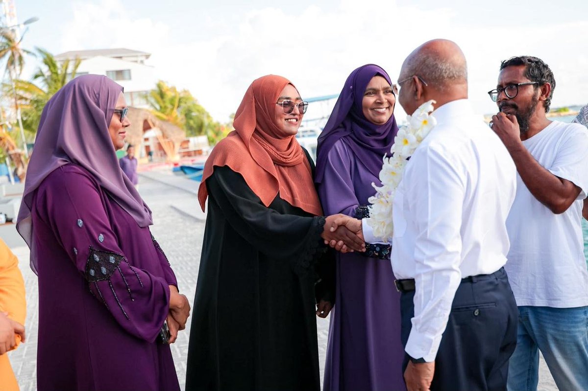 Mohamedfaisalv's tweet photo. އައްޑޫ ރަށްޔިތުން، ކުޅުދުއްފުށި ރަށްޔިތުން ، ވ.އަތޮޅު ރަށްޔިތުން ، އަދި ގުރައިދޫ ރަށްޔިތުން ވެސް ބުނީ ދެން މުއިޒް އަދި މި ސަރުކާރެއް ބޭނުމެއްނޫނޭ . ފުދިއްޖެއޭ  މާ ބޮޑަށްވެސް ފުދިއްޖެއޭ  ތިމަންނާމެން ދެން ބޭނުމީ އަބްދުﷲޝާހިދު ފަދަ ހިންގުންތެރި ސާފް ބޭފުޅެއްކަމަށް / ރިޔާސީ ޕްރައިމަރީ ކެންޑި ޑޭޓް ގުރައިދޫ އަށް ކުރެއްވި ޒިޔާރަތުގެ ތެރައިން .. @abdulla_shahid @aabaareh