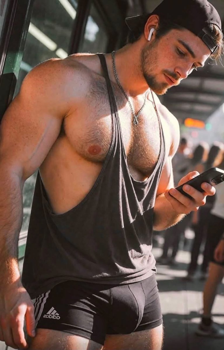 JayB82543732's tweet photo. If he even gave me the slightest smile at the gym I'd need to sit down right away. https://t.co/rklFTNXTGP