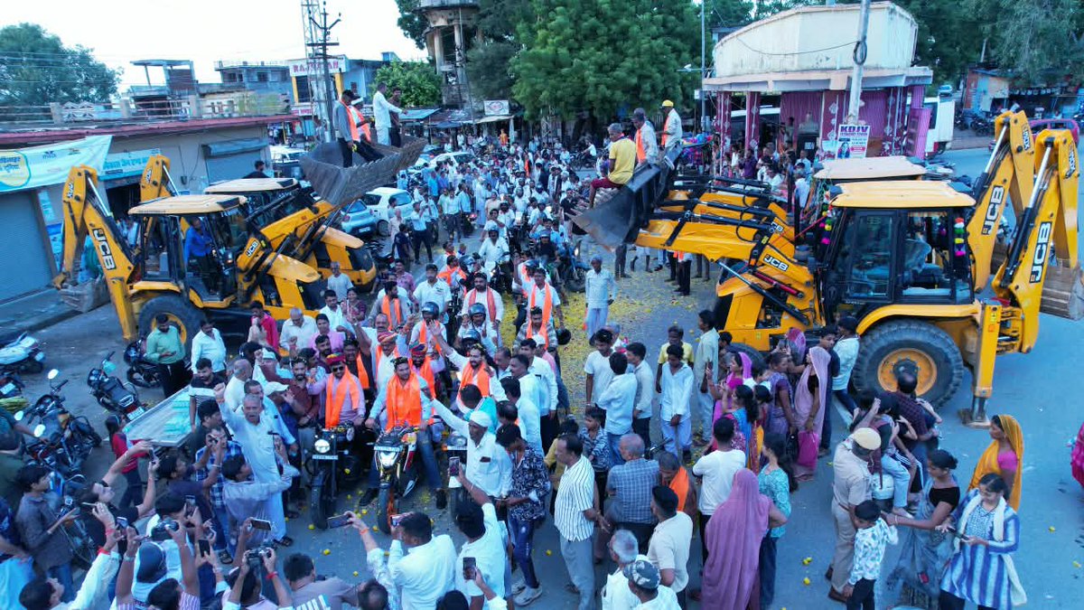 BJP4Rajasthan's tweet photo. सेवा, समर्पण और राष्ट्रभक्ति के संकल्प के साथ वडनगर से वाराणसी सेवा संकल्प बाइक यात्रा के बांसवाड़ा आगमन पर सेवा यात्रियों का भव्य एवं आत्मीय स्वागत किया गया।

इस अवसर पर भाजपा की राष्ट्रीय मंत्री एवं राज्यसभा सांसद श्रीमती @KavitaPatidar_, भाजपा राजस्थान के प्रदेश महामंत्री श्री @mithileshjaipur, युवा मोर्चा प्रदेश प्रवक्ता श्री ध्रुव श्रीमाली, बांसवाड़ा जिला अध्यक्ष श्री पूंजीलाल गायरी, युवा मोर्चा जिला अध्यक्ष श्री दीपसिंह वसूनिया सहित युवा मोर्चा के पदाधिकारी एवं कार्यकर्ता उपस्थित रहे।

#SevaYatra
#SevaSankapAbhiyaan