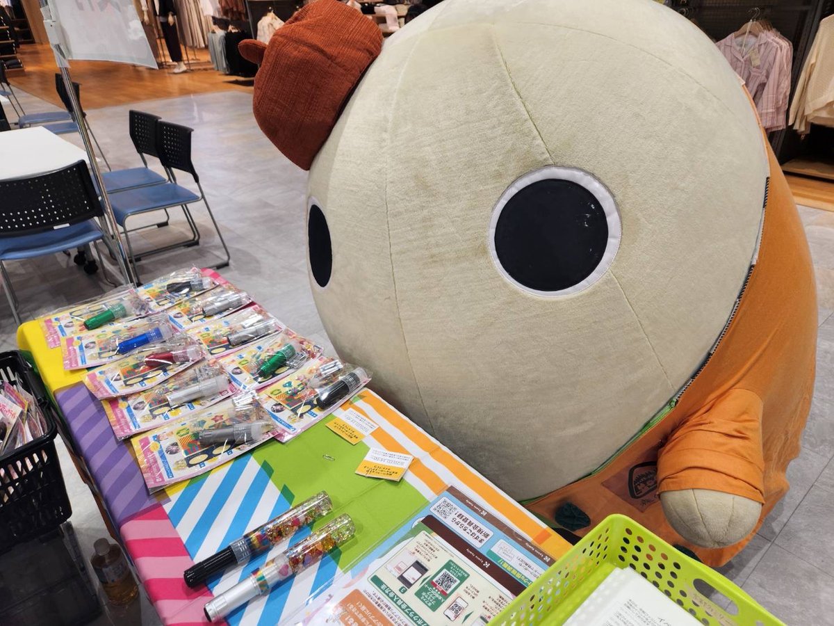 kyotomayumaro's tweet photo. 本日は京都ファミリー2階で開催されました『大学生と一緒に「防災について」楽しく学ぼう！光るウォータースティックづくり』におでかけしてまいりましたです〜
9月は防災月間です～！
皆さまこの機会に防災グッズの見直しと備えをしっかり行いましょう～ https://t.co/UeDLNoReh7