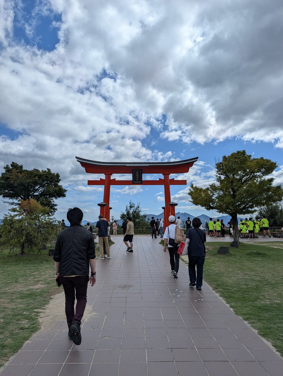 fic3203's tweet photo. 鳥居に吸い込まれそう https://t.co/U067Pl6ezQ