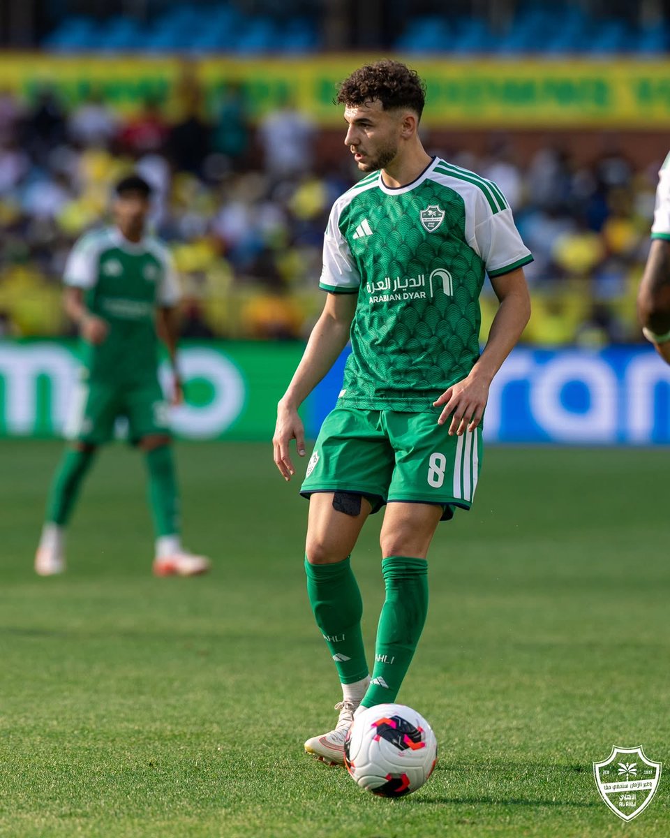 Zei7Mi's tweet photo. هذا لاعب عادي غير مؤثر في المباريات الكبيرة 

لايظهر ويختفي في المباريات الحساسة والجماهيرية 

مباراة الهلال لم يظهر 

مباراة القادسية لم يظهر 

مباراة صنداونز لم يظهر 

فالح في المباريات الصغيرة امام الانوار والدرعية 

لايصنع ولا يسجل ولا يدافع يجري في الملعب على الفاضي https://t.co/pAwYd6cfoj