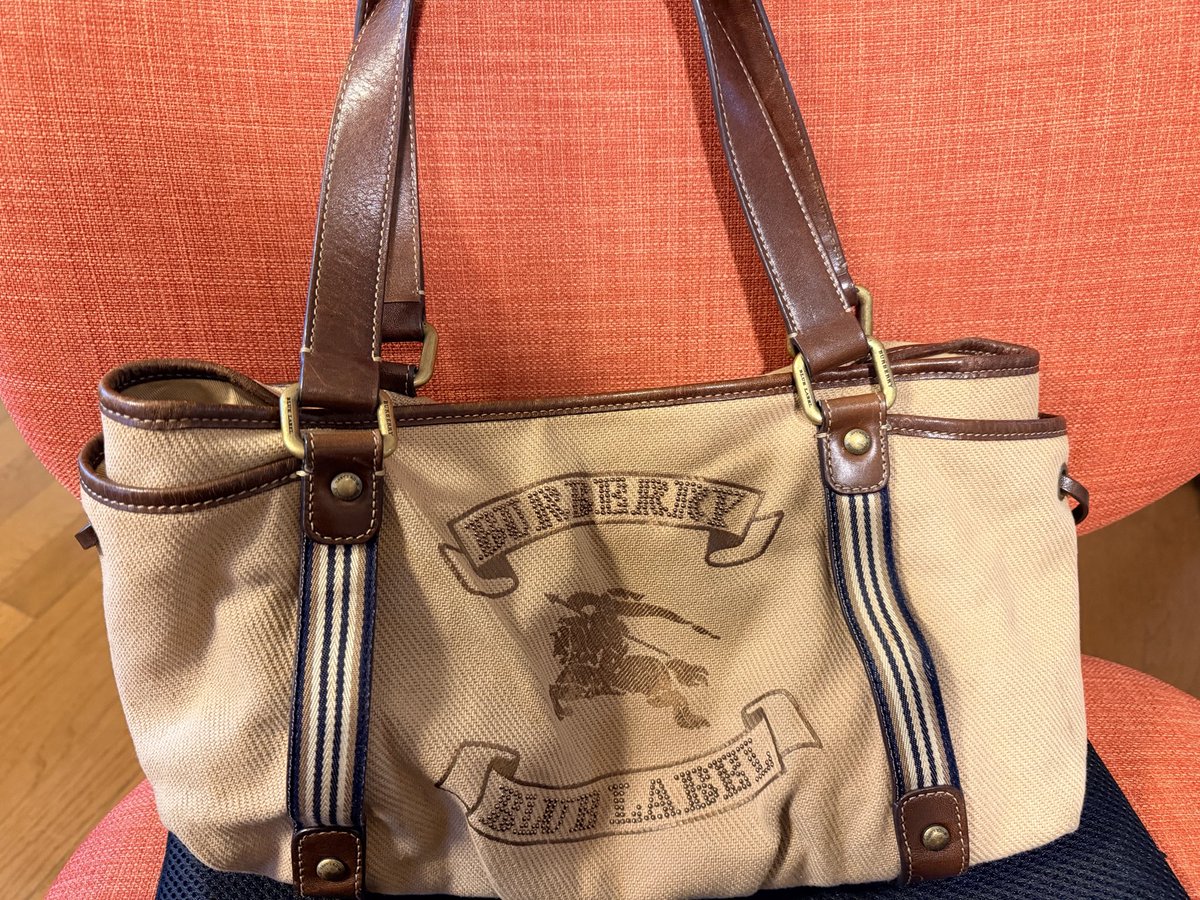 120w3's tweet photo. こーじがBurberryのアンバサダーやって知ったんだけどもうブルーレーベルがないのね…？かわいいからクリーニングしてまた使いたいなーとか思ってた矢先だったんだけど持ってたら恥ずいんかしら… https://t.co/OSe0IFXZwZ