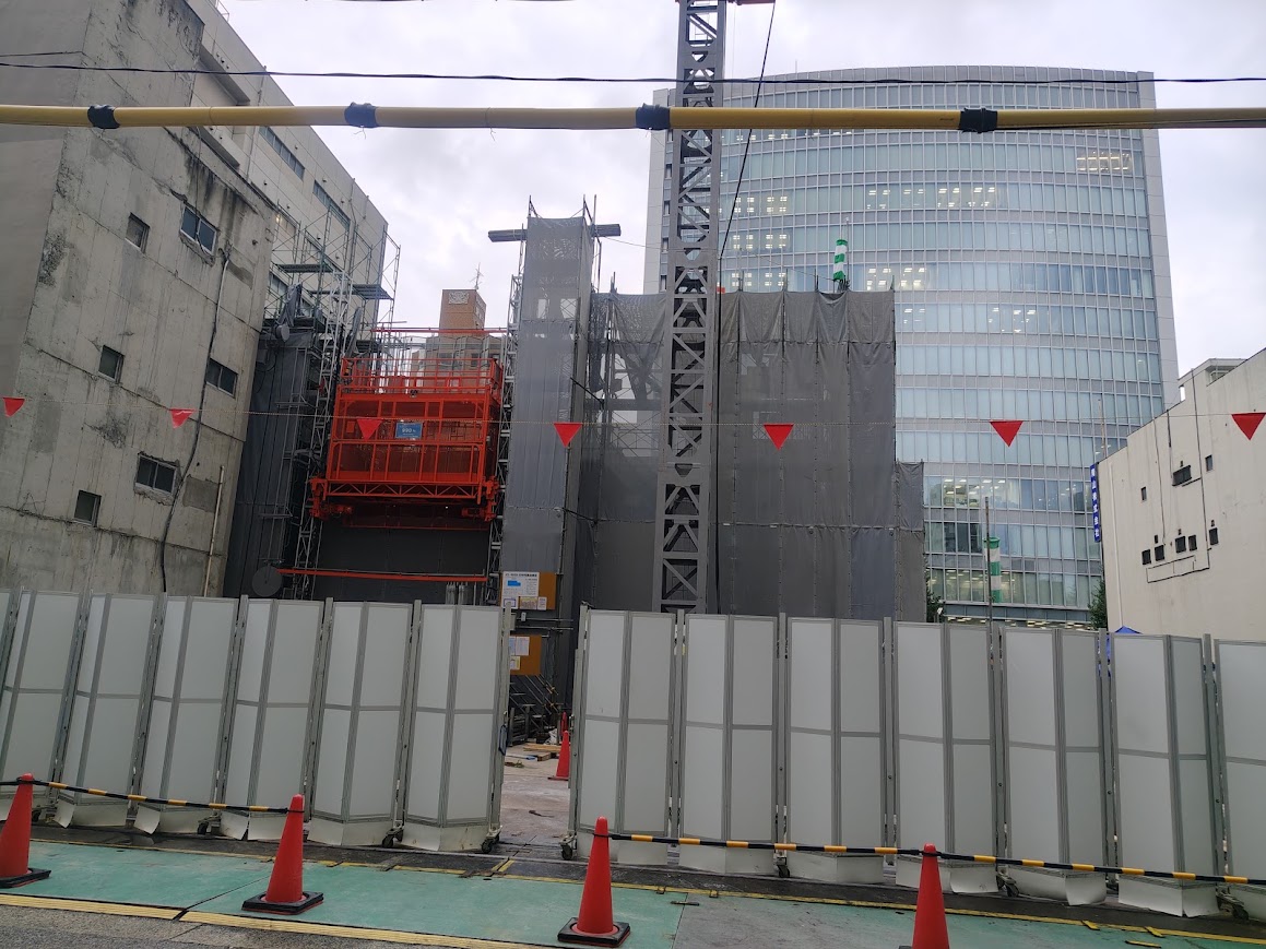nagoyathematch's tweet photo. 名古屋新築マンションシリーズ 中区栄2丁目
【パークタワー栄】三井不動産レジデンシャル https://t.co/mhw5j7gSWP　24階建て 95戸　
駐車場(機械式 52、平面2台) 
＜全体＞1LDK～3LDK　50.01㎡～161.43㎡

こちらの工事もいよいよ本番という感じですが
三井不動産さんでも60㎡台の3LDKまであと1歩というところまできてしまいました。

1億払っても4.0畳、4.6畳、5.6畳の3LDKとかで
6畳以上の部屋がないとか、名古屋も厳しい時代に突入ですね。
東京だと2億でもそんなもんだよ、とか考えるとエグいですねえ。

子供部屋でも6畳以上の部屋を貰って育った人とかは、家具とか入った後の広さ（狭さ）に慣れるまで時間が掛かるかも知れませんね。
次男だったから4畳半だったよ、って人でも押し入れは別であったとかね。

栄とかは3LDKでもひとり暮らしの人が多いとはいえ、
居室・寝室が狭いのは変えられないですしね。

◯第2期予告　2026年10月上旬販売予定

参考）
第一期 5900万円代～1億5600万円万円台

2028年11月下旬竣工予定
2029年  1月下旬入居予定