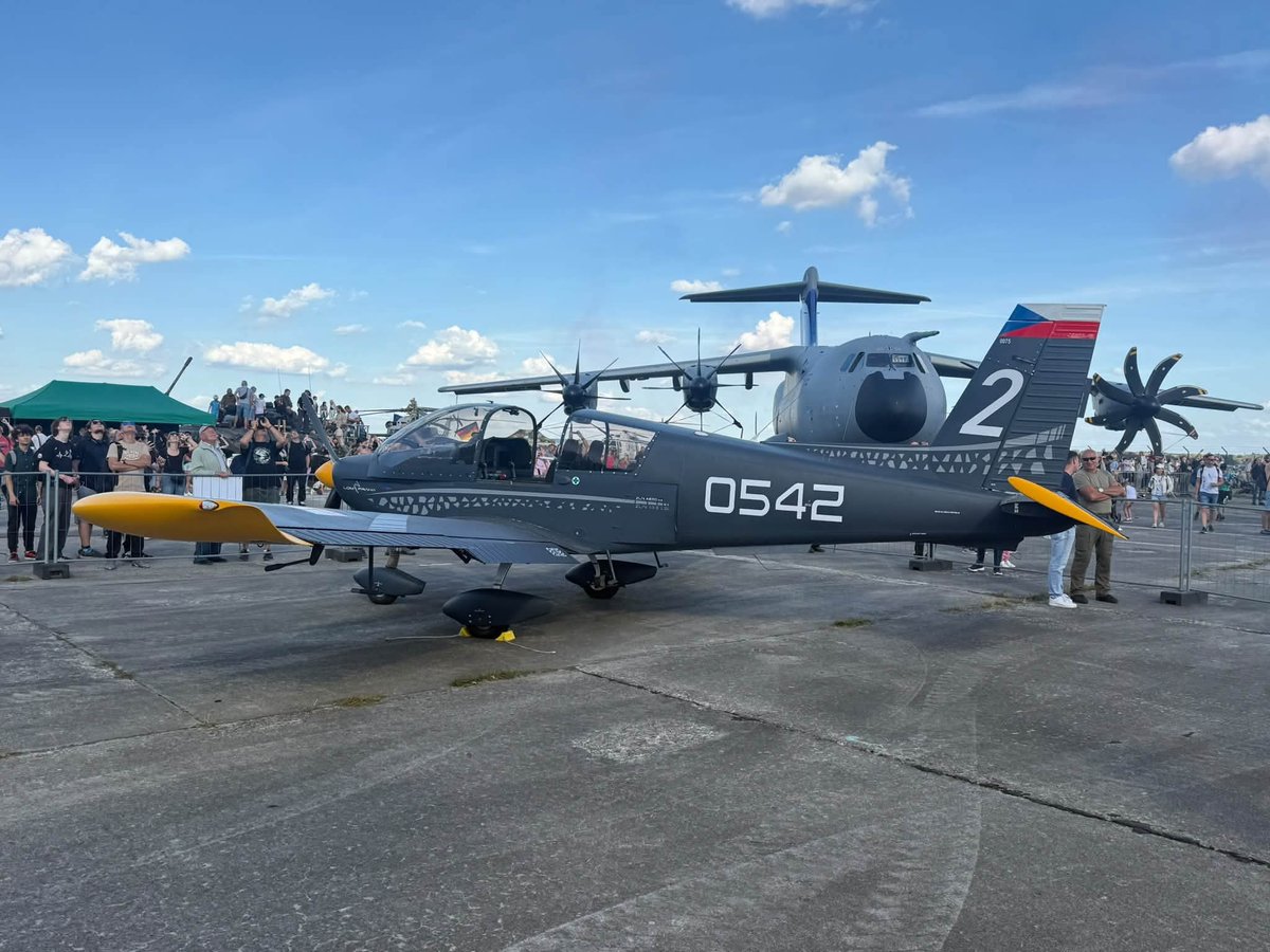 jiri_protiva's tweet photo. ✈️ #DnyNATO 2026
Rozbíhá se druhý den největší bezpečnostní a letecké akce v Evropě.
Včera jsme měli v zahajovacím průletu 3 cvičné letouny L-39 Skyfox 📸 a na stojánce představujeme Zlin Z-143.
Přijďte se podívat!
#LOMPRAHA @jagello2000 @Ostrava_cz @armadaCR https://t.co/gr6oYNR5Qn