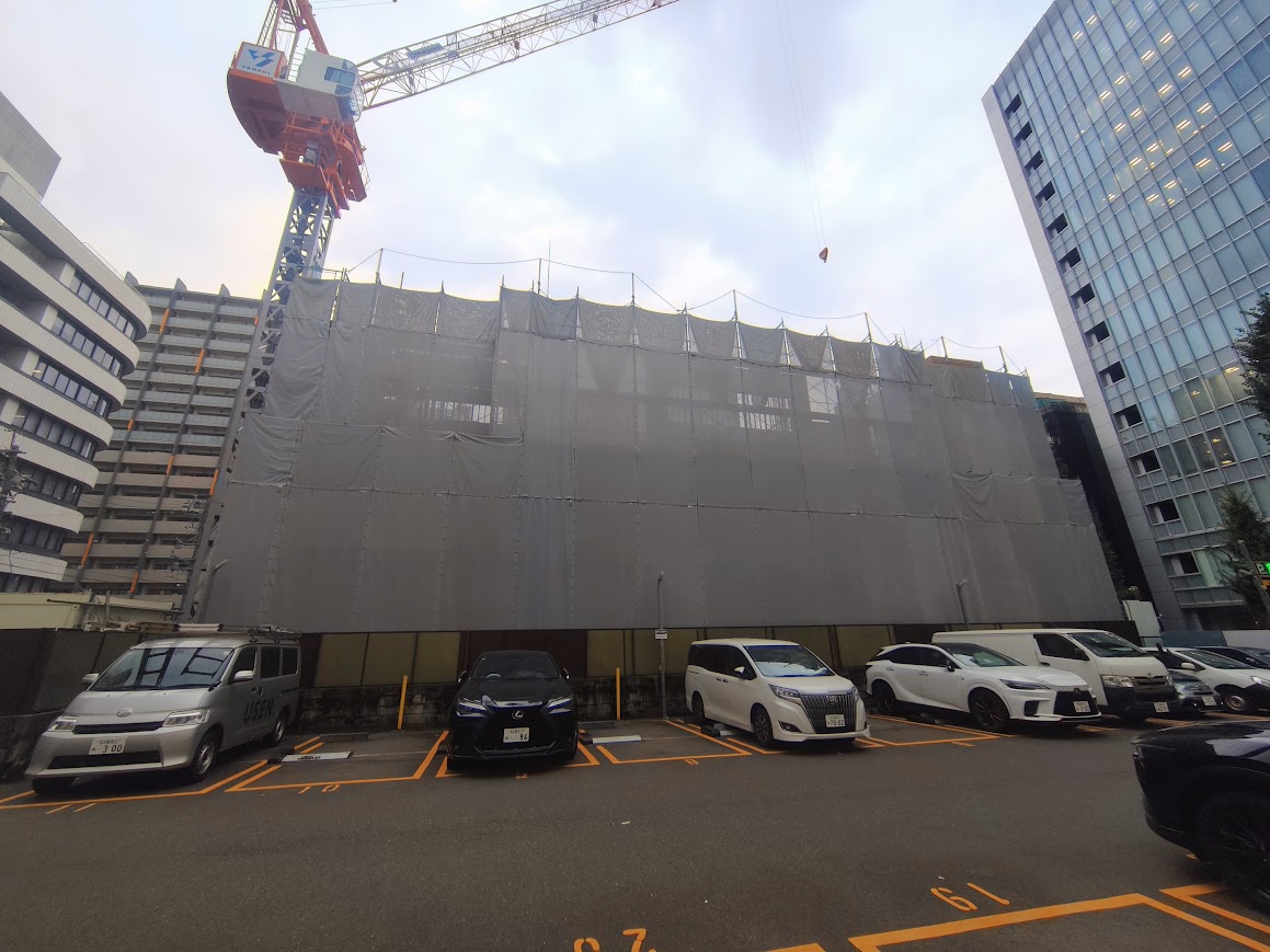 nagoyathematch's tweet photo. 名古屋新築マンションシリーズ 中区栄2丁目
【パークタワー栄】三井不動産レジデンシャル https://t.co/mhw5j7gSWP　24階建て 95戸　
駐車場(機械式 52、平面2台) 
＜全体＞1LDK～3LDK　50.01㎡～161.43㎡

こちらの工事もいよいよ本番という感じですが
三井不動産さんでも60㎡台の3LDKまであと1歩というところまできてしまいました。

1億払っても4.0畳、4.6畳、5.6畳の3LDKとかで
6畳以上の部屋がないとか、名古屋も厳しい時代に突入ですね。
東京だと2億でもそんなもんだよ、とか考えるとエグいですねえ。

子供部屋でも6畳以上の部屋を貰って育った人とかは、家具とか入った後の広さ（狭さ）に慣れるまで時間が掛かるかも知れませんね。
次男だったから4畳半だったよ、って人でも押し入れは別であったとかね。

栄とかは3LDKでもひとり暮らしの人が多いとはいえ、
居室・寝室が狭いのは変えられないですしね。

◯第2期予告　2026年10月上旬販売予定

参考）
第一期 5900万円代～1億5600万円万円台

2028年11月下旬竣工予定
2029年  1月下旬入居予定
