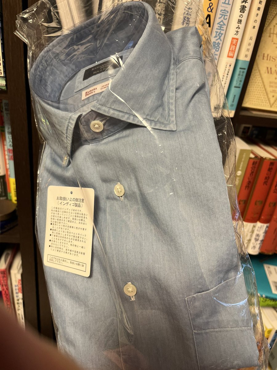 takuthke2's tweet photo. 以前の職場の上司・同僚と会うことになったけど最近ちゃんとした服を買ってない…と思い鎌倉シャツのシャンブレーを買いました。
デニムでありながらややドレス寄りで格好いい。 https://t.co/9krBEWROEG