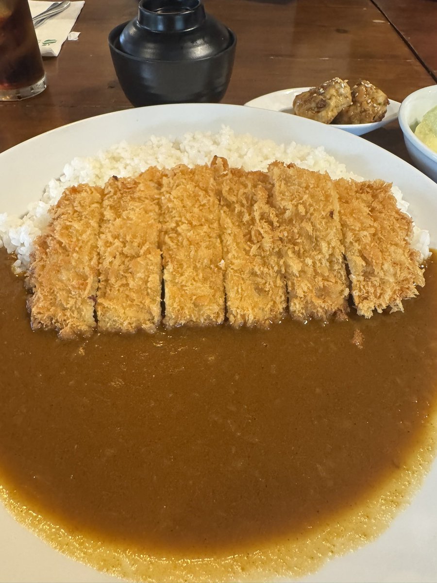 LucyMaster3's tweet photo. ถ้าอยู่กทม ลอง Aoringo น้ำแกงกะหรี่เบสเป็นแอปเปิ้ล รสออกหวานนำ น้ำแกงเข้มข้นมากแต่กลมกล่อม เผ็ดร้อนกำลังดี อร่อยแบบทานง่าย

อีกเมนูเป็นอุด้งแกงกะหรี่เทมปุระกุ้ง อันนี้ให้เยอะมาก แต่วันนั้นผมกินเบิ้ล 2 จานแบบในรูปเลย 😅

แต่อันนี้ผมกินที่สาขาระยอง แถวๆมาบตาพุด https://t.co/jjvBbJ0Sdx