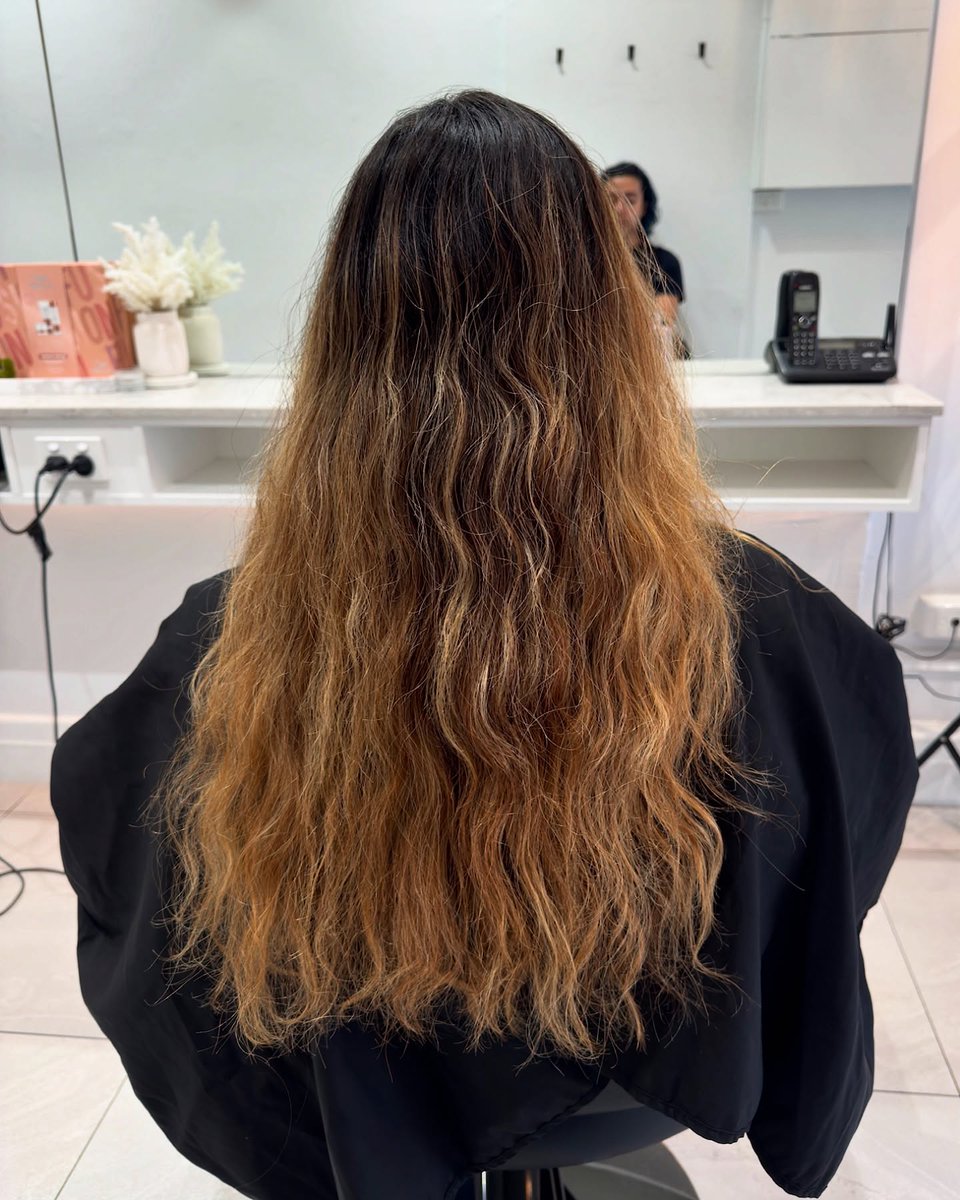 DorlaCookirgtz's tweet photo. ✨Serving soft, sweet &amp; sunkissed vibes with this strawberry blonde balayage! Perfect for that golden-hour glow all year round. Book now 📲 https://t.co/a6GPTe2OpZ