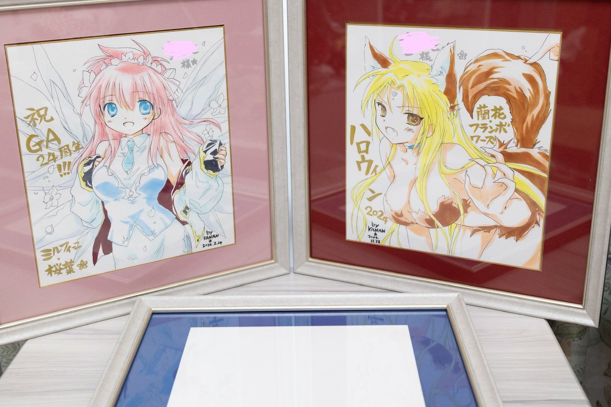 kuon2020's tweet photo. 私の宝物見て見て。
かなん先生に描いていただいた天使たち♡蘭花もミルフィーも可愛すぎる！！
お揃いの額にそれぞれのカラーのマットで額装した。白い額にゴールド縁がエンジェル隊らしいかなって！もう一枚、ブルーのマットは現在オーダー中のタクトが入る！最高！！

#ギャラクシーエンジェル https://t.co/1nXQtii4Js