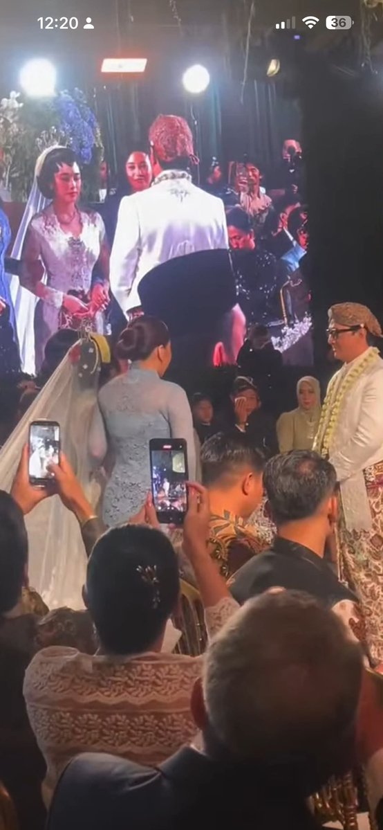 bebekhermes's tweet photo. Guys, ternyata pelawak yang 02 itu nikahnya hari ini kirain bakal ditunda ditengah huru-hara yg terjadi NDRE NDRE WKWWK https://t.co/0mxNIsQ98k