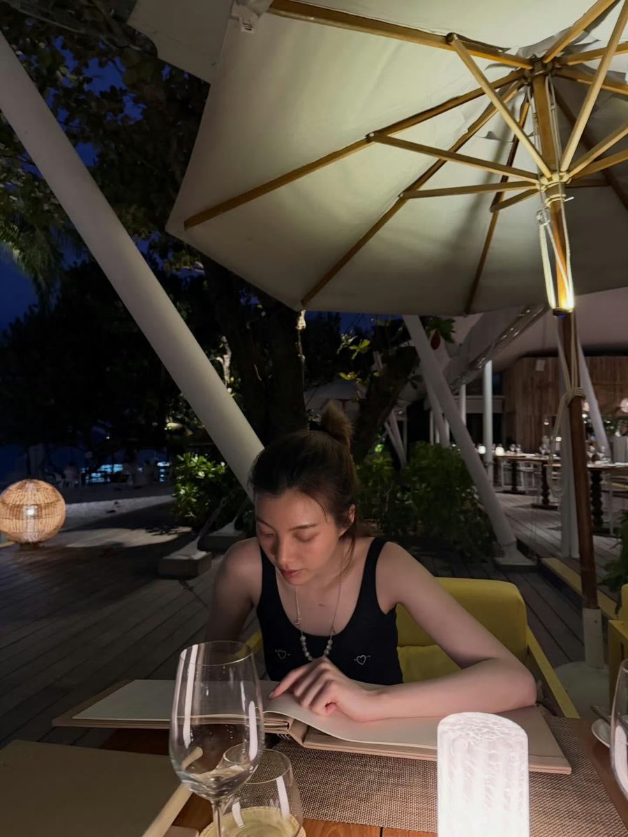 lovsubnews's tweet photo. Có một bạn đã cho biết về bàn ăn mà Ling chụp Orm lúc cả hai ăn ở Samui trên IG rằng vị trí đó toàn là bàn dành cho hai người thôi, mặc dù có bàn 4 người, nhưng nó cách ra một khoảng lận, và từ phía trước đến phía sau chỗ này đều là bàn 2 người.

Mà đây còn là cái bàn gần biển nhất, không có ai làm phiền, thật sự khá là lãng mạn luôn ~

Cre: sally051127

(Đi riêng cỡ này không đó, nhưng điều duy nhất mà chị ta nói khi đó là vì thấy tấm này đẹp quá nên đăng 💅 có lẽ không chỉ đẹp thôi đâu, còn là đẹp vào ngày kỷ niệm, đẹp trong sự riêng tư của hai người mà. 

Đối với người quan trọng sự riêng tư cá nhân như chị ấy, thì việc để cho chúng ta ngắm được khung cảnh riêng tư với người đặc biệt của mình như vậy thì có lẽ là chị ấy muốn khoe lắm đó 🙂‍↔️)