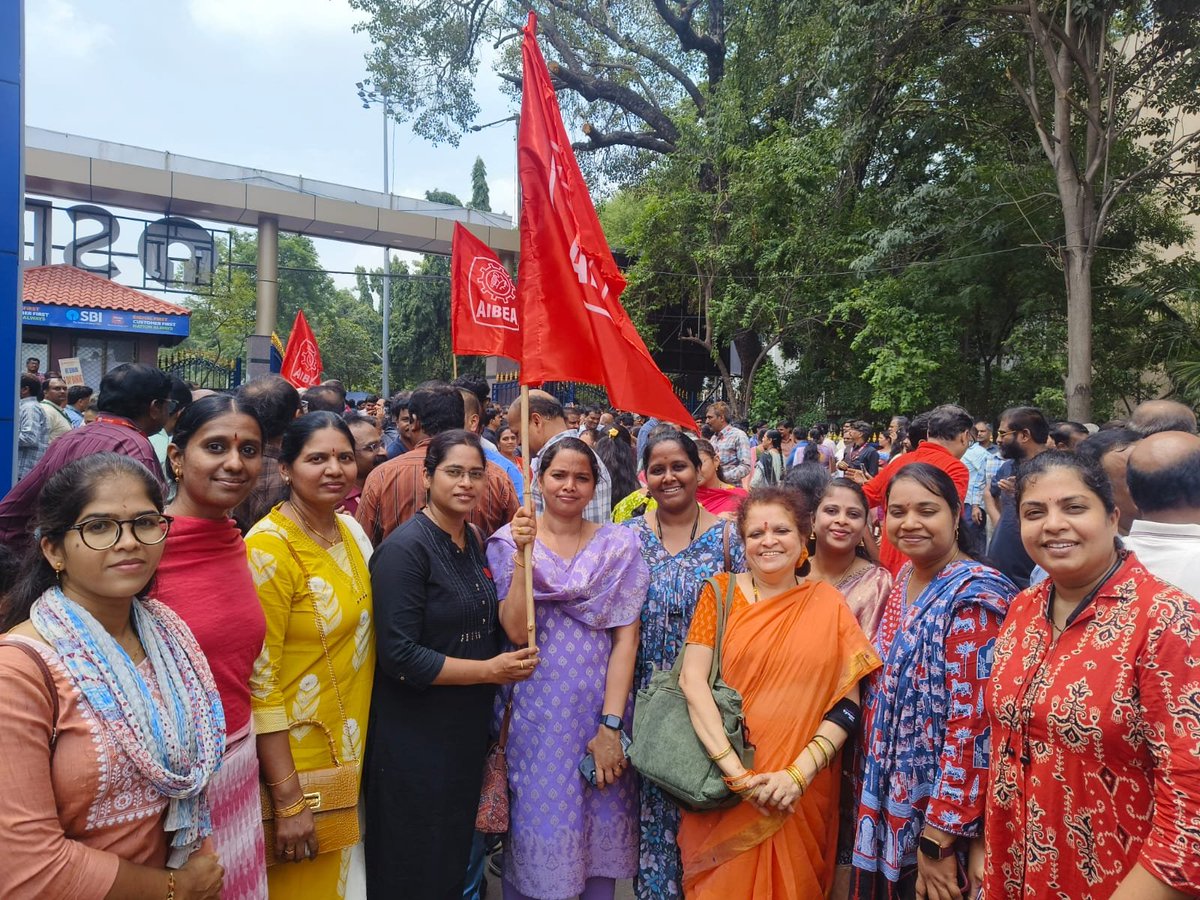 ChitikalaTeju's tweet photo. #5DayBankingNow 
Why does the government have such little regard for PSBs? https://t.co/gdRwm2e9Q5