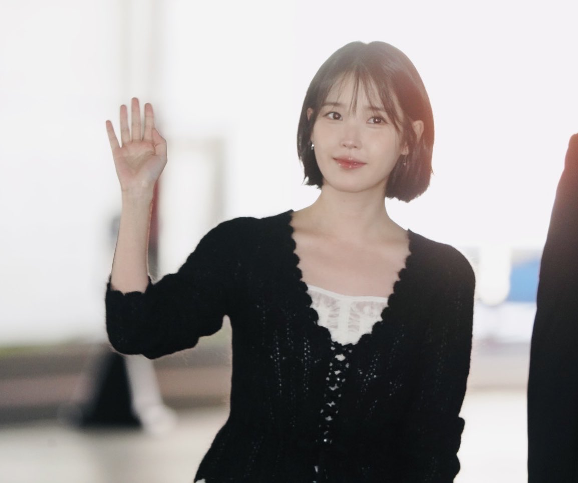 ou_seumojeiuy's tweet photo. 260920 아이유 무대인사 출근

#아이유 #IU https://t.co/MmPd6zzLzn