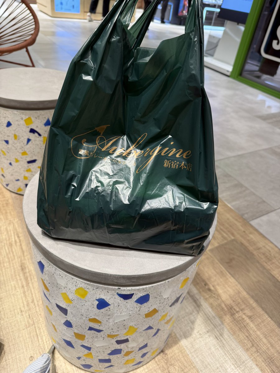 chip_bjfy's tweet photo. F&amp;M行ってきたけどスコーンは売り切れだから写真だけ撮ってきた😭ﾋﾞｴｯ
夜ご飯用にオーベルジーヌを手土産にしてスコーンの代わりに粉もんを食べようとなり粉もんを半分こして食べた🫶🏻
粉もんとは🤔
これにてオデのシルバーウィーク終了！出勤のみんな頑張ろうな〜😭台風だけど〜😭 https://t.co/3HzerW6YoQ