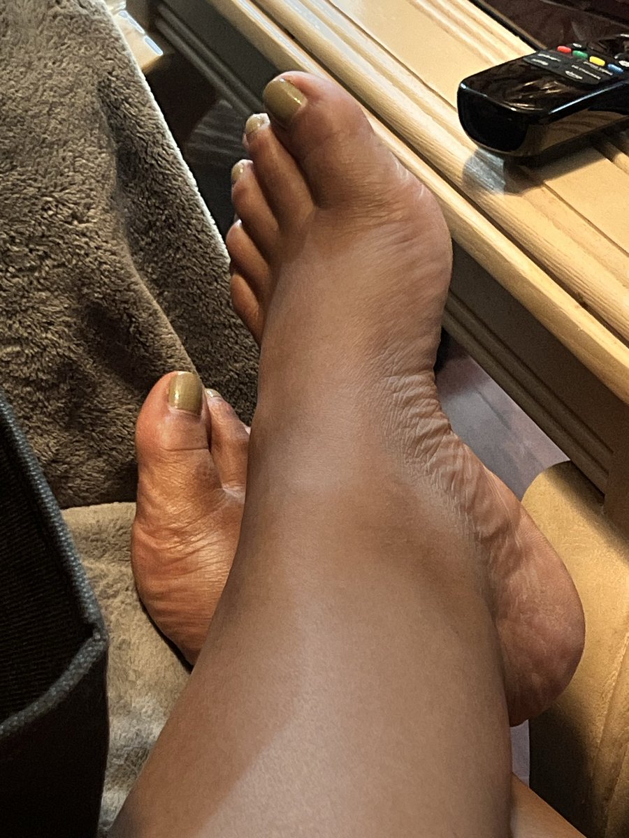 FThumpkin's tweet photo. Should I sell feet pics on here or feet finder? Dm me. https://t.co/8ANXf6i79b