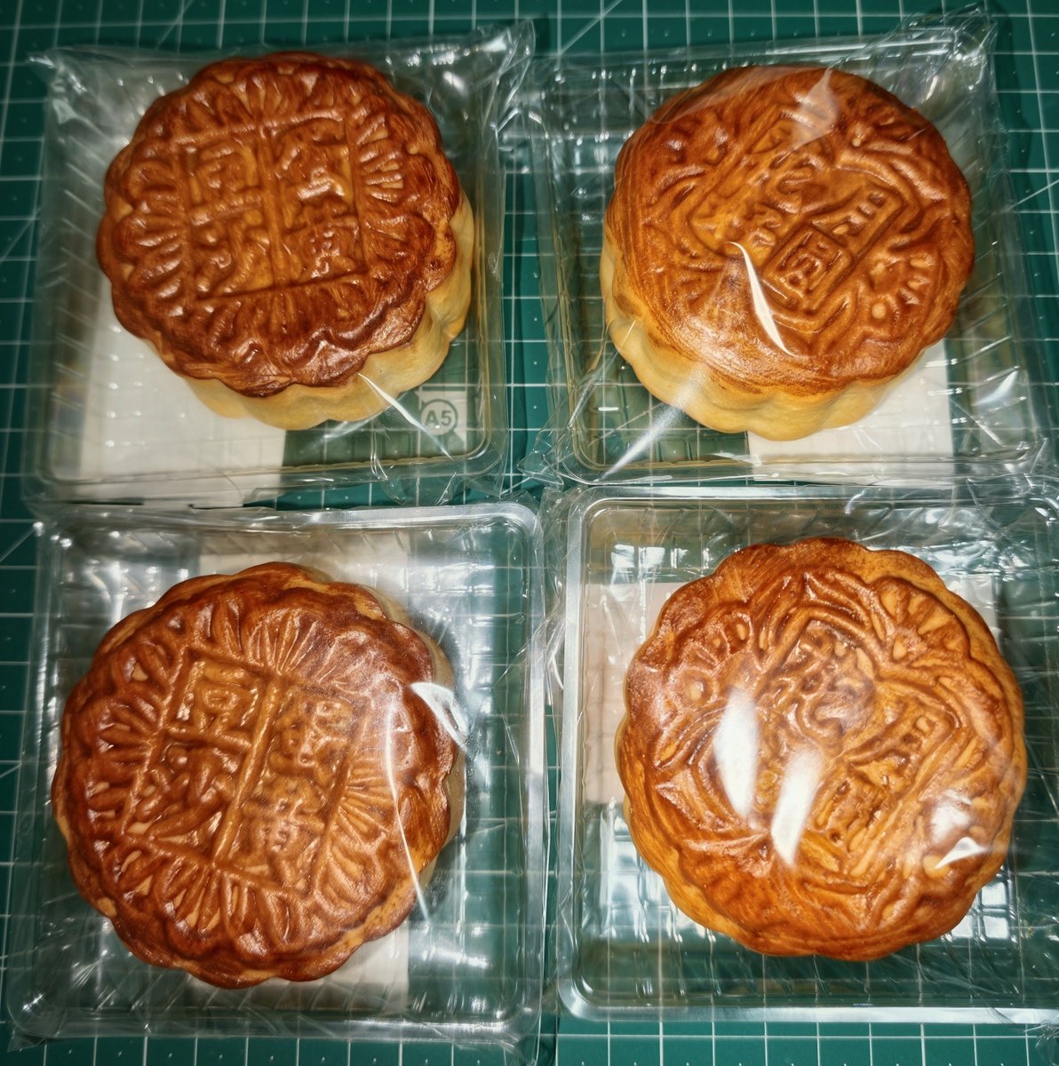 bmc218's tweet photo. 卵入りの月餅4つで4000円也
#月餅 https://t.co/Va4VDqRU2k