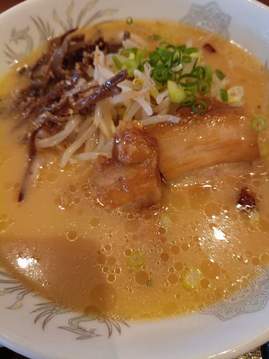 WIIMDMNUOO42731's tweet photo. 鹿児島にきてもヤッパリラーメン🍜
卑猥な店名のお店で、ボーリューミー https://t.co/DSFHjeiRpl