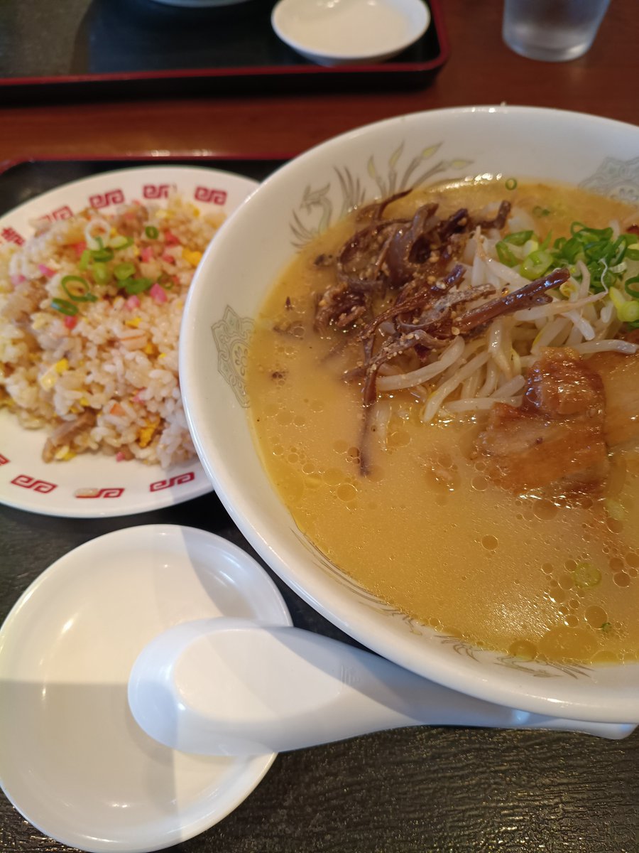WIIMDMNUOO42731's tweet photo. 鹿児島にきてもヤッパリラーメン🍜
卑猥な店名のお店で、ボーリューミー https://t.co/DSFHjeiRpl