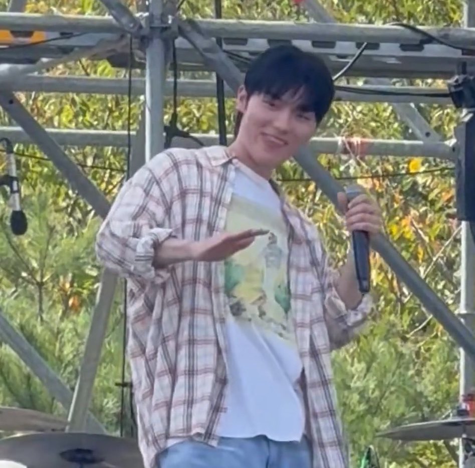 n0name_ma's tweet photo. 형이 앞에서 나쁜 춰주는 거 보고 그대로 따라해서 방향 반대 되어버린 우기… ㅈㄴ연하남 티나 귀엽게ㅠ #알페스트윗 https://t.co/RojMTXUHbX