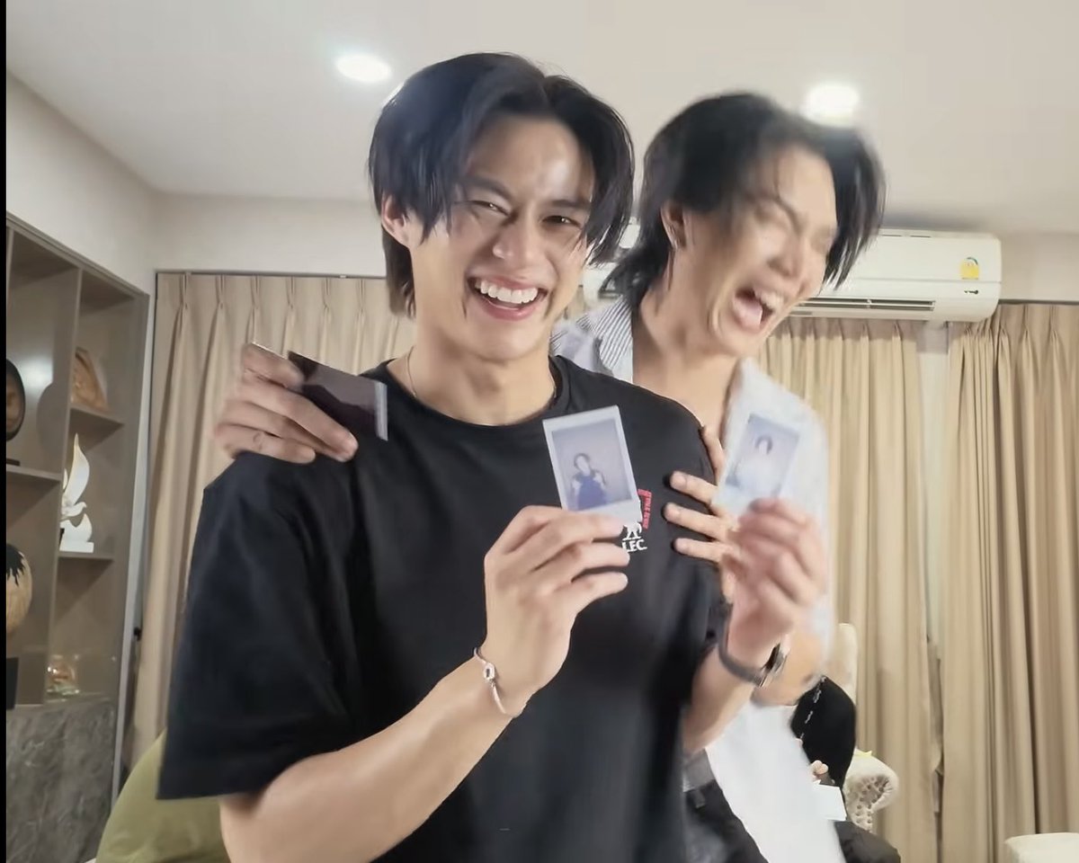 BoatOat_Japan's tweet photo. 💌 KNOTからファンの皆さんへのメッセージ 💌
.
動画の最後にある、BoatOatの手書きメッセージ部分の書き起こし・日本語訳です 💬
※意訳・誤訳ご容赦ください
.
✩ ⋆ ✩ ⋆ ✩ ⋆ ✩ ⋆ ✩ ⋆ ✩ ⋆ ✩ ⋆ ✩ ⋆ ✩ﾟ

ขอบคุณเธอนะเรายิ้มเก่งขึ้น
เยอะเลย ขอบคุณที่ทำให้เรา
กล้าขึ้น เก่งขึ้น อยู่เป็นแรงใจ
กันไปเรื่อยๆ นะเธอ
Boat

เธอ（THUR）、ありがとう。
僕は前よりずっとたくさん笑えるようになりました。
僕をもっと勇気づけてくれて、もっと成長させてくれてありがとう。
これからもずっと、お互いの支えでいようね、เธอ。
Boat

--

จาก Oatpasakorn
ขอบคุณทุกคนที่ให้ความรัก และให้การ
ซัพพอร์ตมาตลอดเลย ♡
ดีใจที่ได้มีทุกๆคนมาเป็นคนที่ผมรัก
รักมากกก มากขึ้นทุกวัน Oat

Oat Pasakornより
いつも愛をくれて、ずっと支えてくれているみんな、本当にありがとう♡
みんな一人ひとりが、僕が愛する人達でいてくれることが嬉しいです。
大好きだよーー。毎日好きが増してるよ。
Oat

✩ ⋆ ✩ ⋆ ✩ ⋆ ✩ ⋆ ✩ ⋆ ✩ ⋆ ✩ ⋆ ✩ ⋆ ✩ﾟ

#BoatOat #BoatYongyut #OatPasakorn
#KNOTSeries #BoatOat和訳