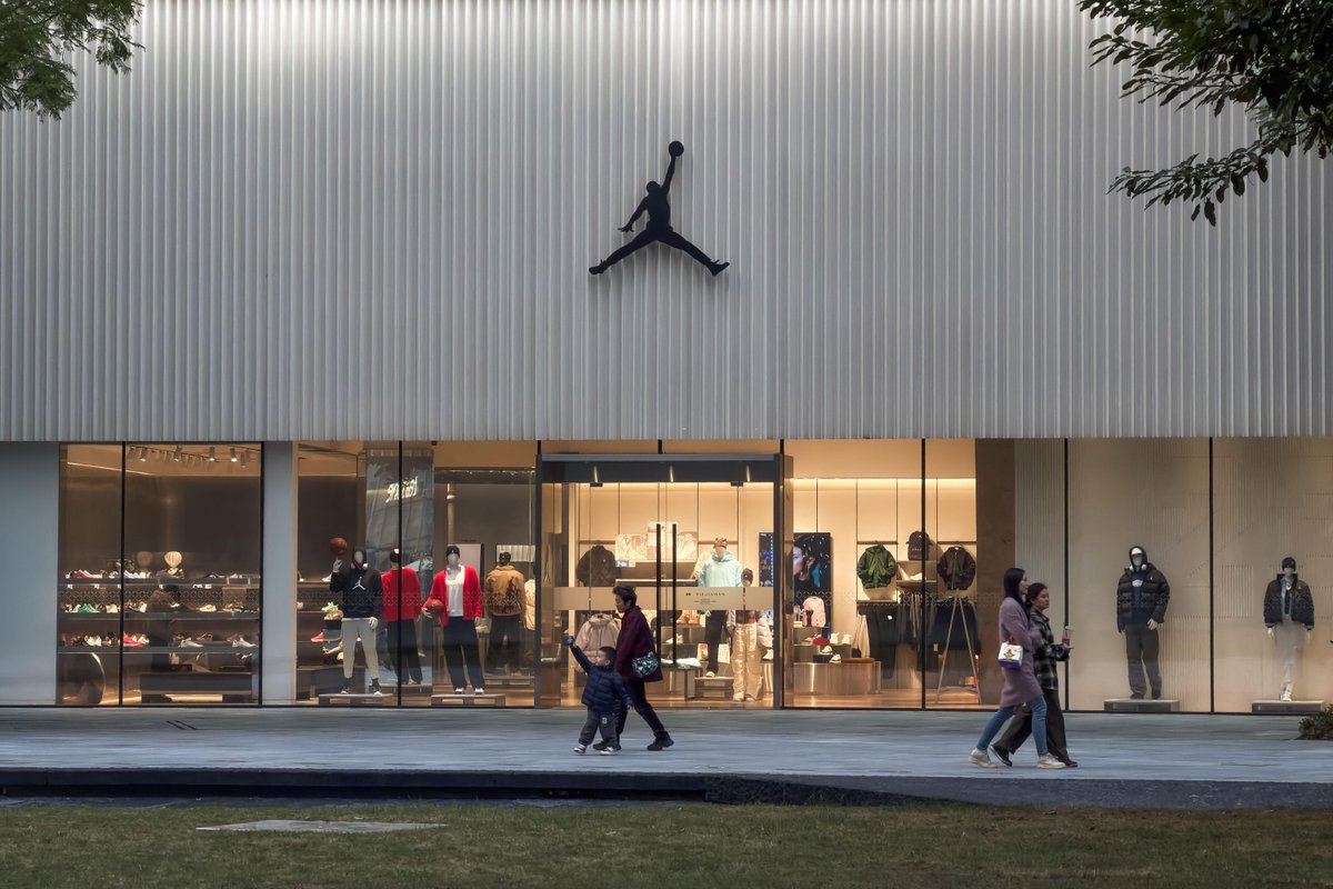 Complex's tweet photo. Jordan Brand Hits the Weight Room With New Strength Line of Gym Equipment Details: https://t.co/cuklUAQsOA https://t.co/4rh7A1CH46