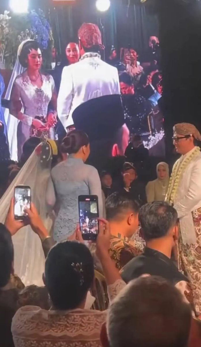 bisulpecahhhh's tweet photo. Andre taulany sama amanda nikah hari ini wkwk https://t.co/og59EW1O3x
