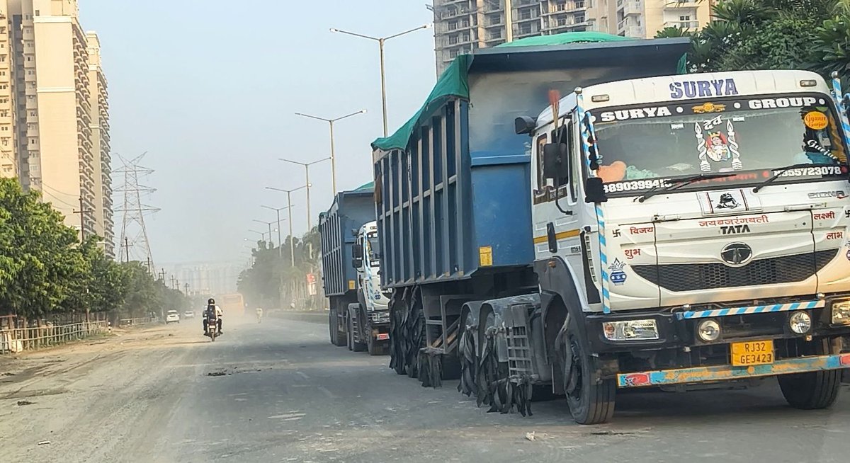 vishal_mathur's tweet photo. @NoidaUpdatesX @myogiadityanath @CeoNoida @noida_authority @dmgbnagar @CP_Noida @dcptrafficnoida See the amount of air/dust pollution in sector 150 noida. Illegal movement of heavy truck dumpers inside sector road cause pollution n  accidents. Pusta road alternative road is closed with barrier by NA. Plz help. https://t.co/pqsmXhIuJ6