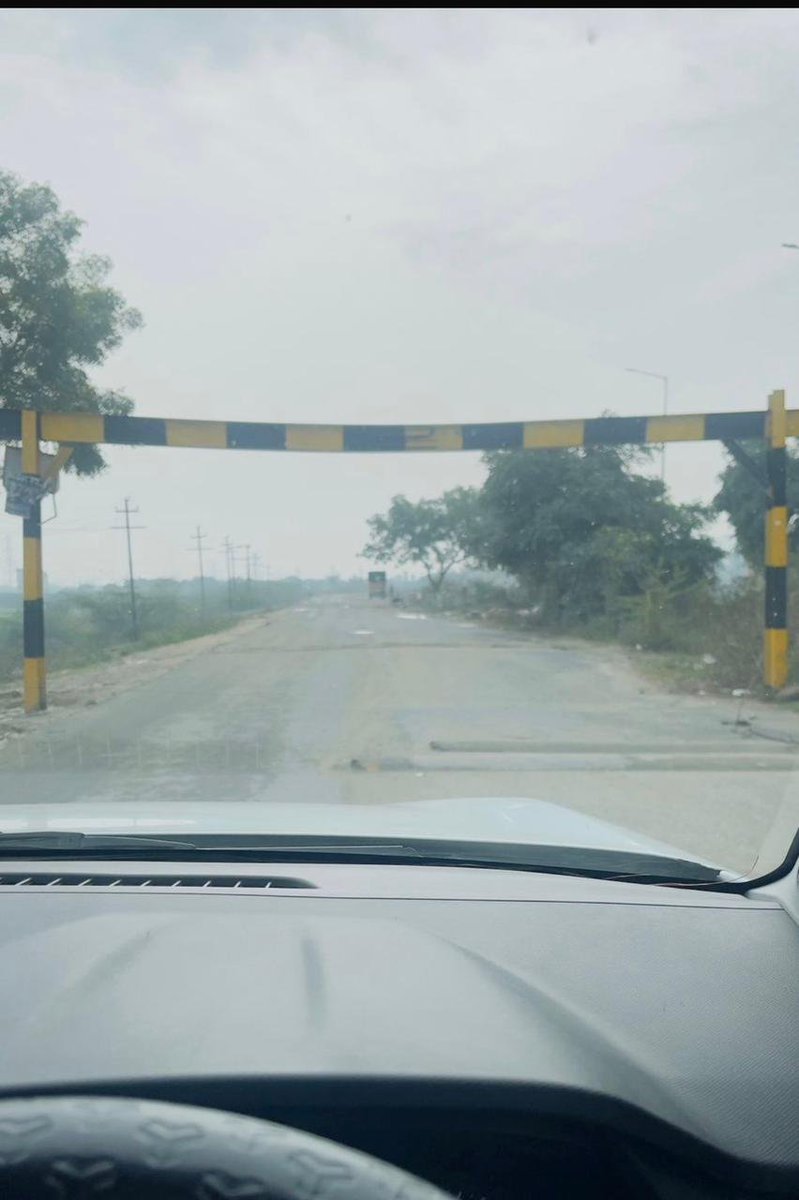 vishal_mathur's tweet photo. @NoidaUpdatesX @myogiadityanath @CeoNoida @noida_authority @dmgbnagar @CP_Noida @dcptrafficnoida See the amount of air/dust pollution in sector 150 noida. Illegal movement of heavy truck dumpers inside sector road cause pollution n  accidents. Pusta road alternative road is closed with barrier by NA. Plz help. https://t.co/pqsmXhIuJ6