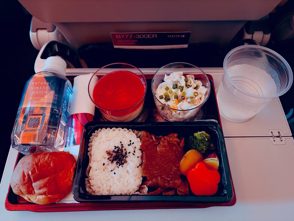 syoku2tabigohan's tweet photo. 2026.06 🇨🇿 プラハ旅行記No.1

成田からドーハ経由でプラハへ。
成田→ドーハの機内食は1年前と同じメニュー。美味しかったけど1年前ほどの感動はなく😂
ドーハ→プラハ便のパン(3枚目)がすごく美味しかった😋
2便ともガラガラで快適でしたが、機内が寒かったので防寒対策をおすすめします。

#プラハ https://t.co/zFrrCLfD5M