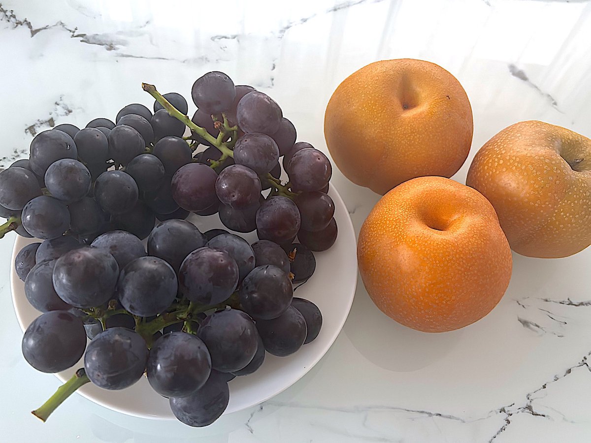 06_boa's tweet photo. 秋の果物たくさんもらった🍇🍐
つよぽありがとねー⊂( ᴖ ̫ᴖ )⊃❕ https://t.co/roRfKXKOKf