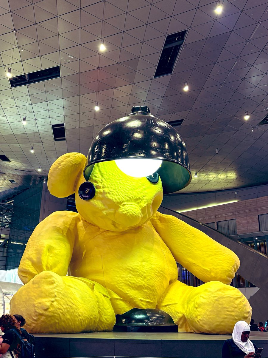 syoku2tabigohan's tweet photo. ドーハで乗り継ぎ。
ハマド国際空港では、巨大な黄色い熊とも1年ぶりに再会🐻

今回はボーディングブリッジではなくタラップ搭乗でした。
間近で見るカタール航空の機体は迫力満点！ https://t.co/X3NjqYXqcc