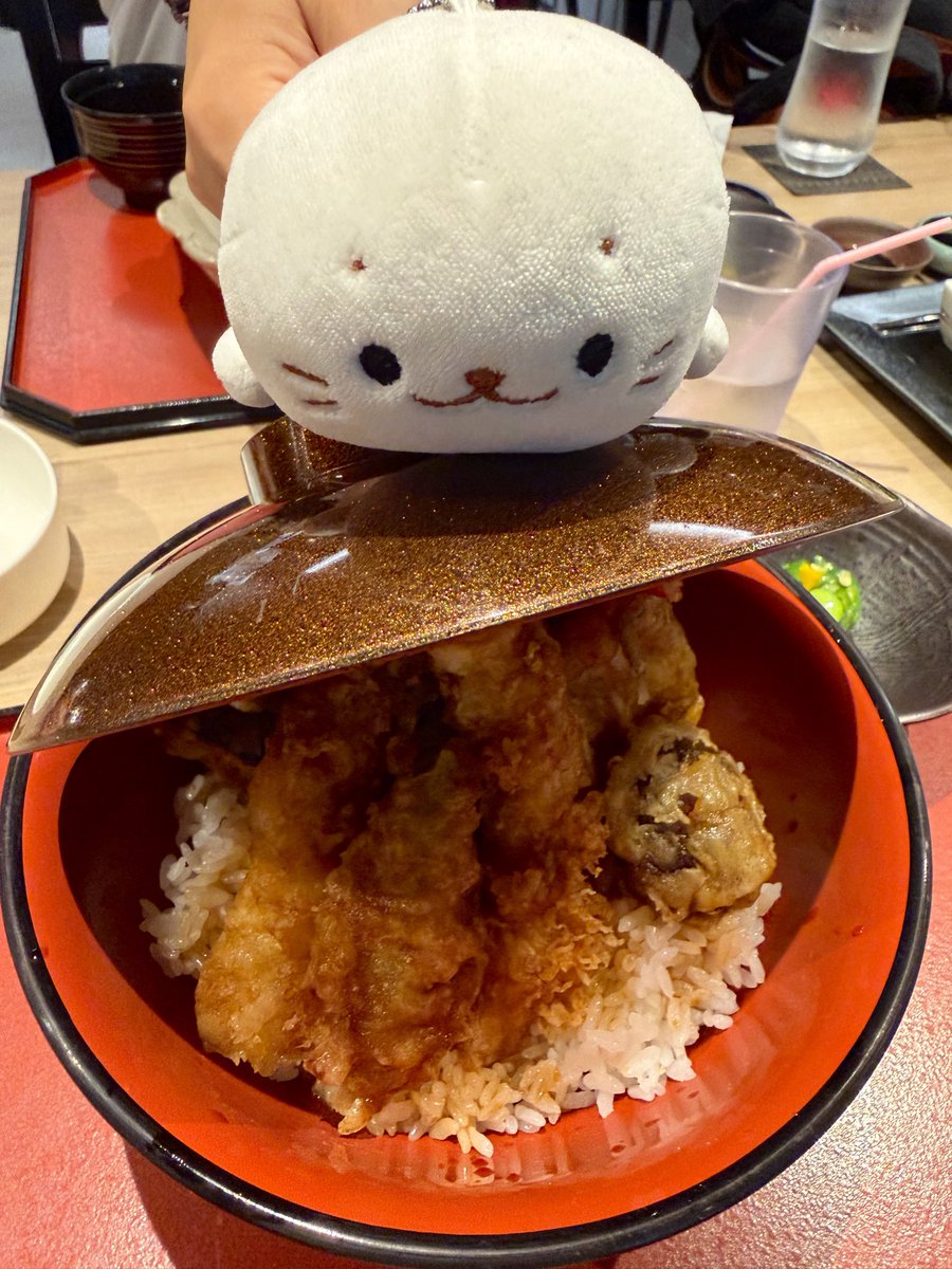 shirochans2024's tweet photo. 海の幸いただきますきゅ
新鮮きゅ🐟✨
#shirotan #旅するしろたん #しろたんとごはん #熱海　#和食レストラン熱海碧 https://t.co/4MBtmEIJnj